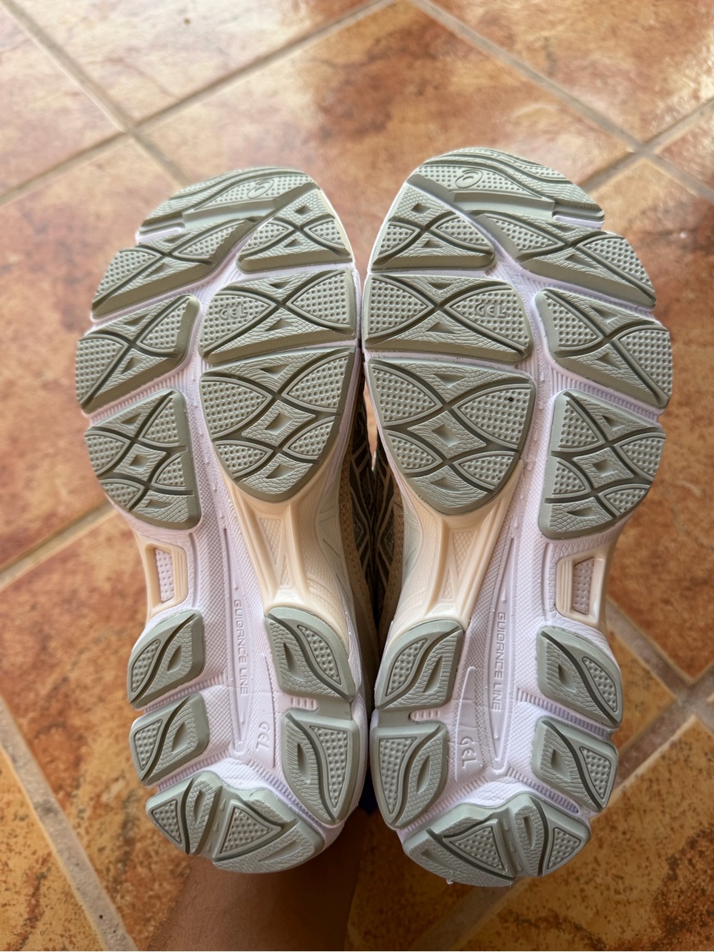 Size 6 Men’s And Women’s 7.5 - Asics Gel NYC Beige and Gray Sneakers - Picture 6 of 7